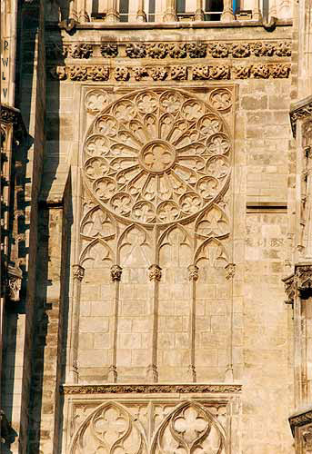 detail decor gothique facade cathedrale St Gatien Tours
