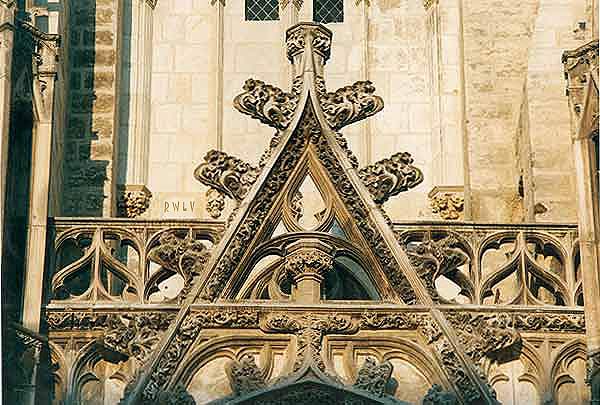 detail decor gothique facade cathedrale St Gatien Tours